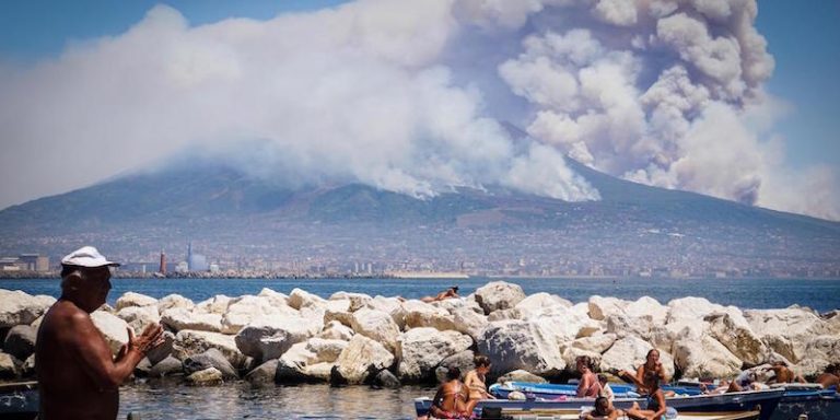 Emergenza incendi Vesuvio. Proposto un Consiglio Comunale Congiunto e monotematico dei comuni interessati dalle fiamme