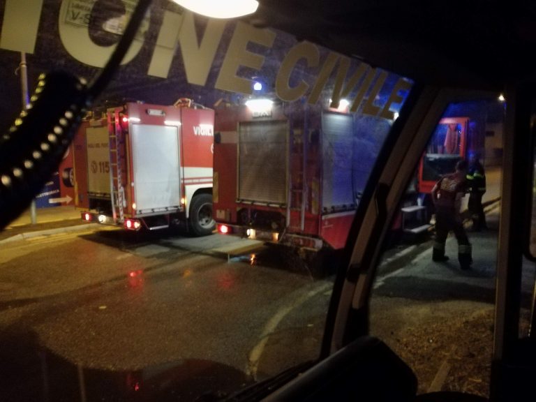 Incendio a ridosso delle abitazioni, paura a Brusciano