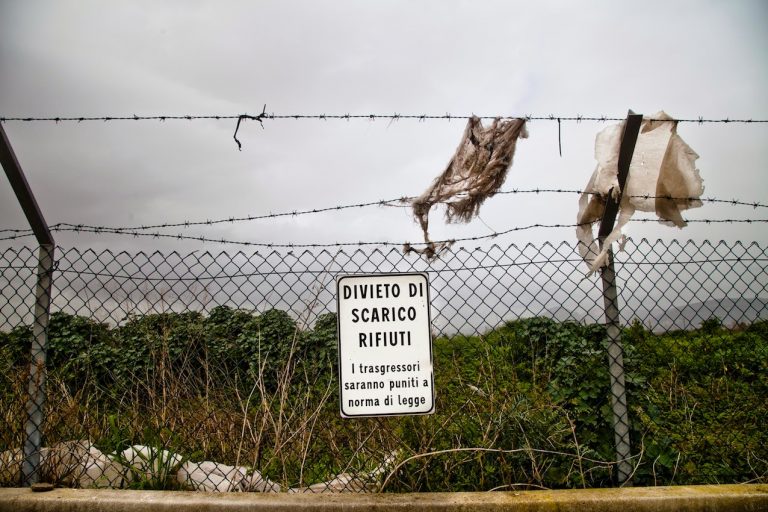 La Regione: «delibera anti discariche». Gli ambientalisti: «è una presa in giro»