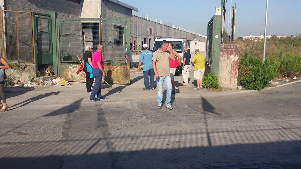 Ex Carrefour, il picchetto davanti al cantiere del nuovo centro commerciale