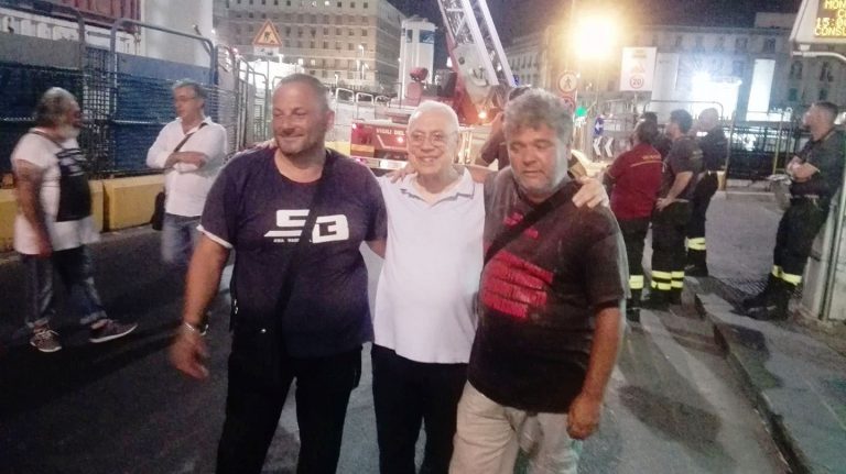 Dopo tre giorni Max e Mimmo scendono dalla gru: l’abbraccio di don Peppino