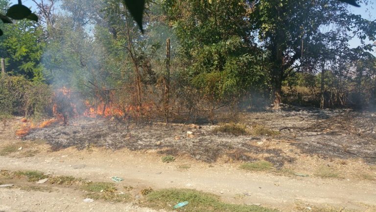 Brusciano, in via De Ruggiero ritorna il fuoco. Lo spegne una residente.