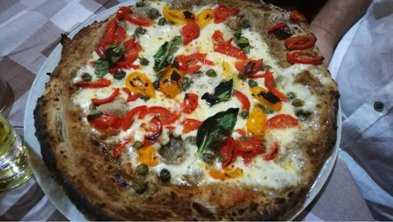 E’ giusto che “’a pizza int’’o ruoto” dei fratelli Cuorvo porti il nome di Pino Neri: è la pizza di chi governa il tempo, e non lo subisce…