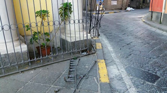 Movida smodata a Pomigliano: nella notte un’auto si schianta sull’antica chiesa