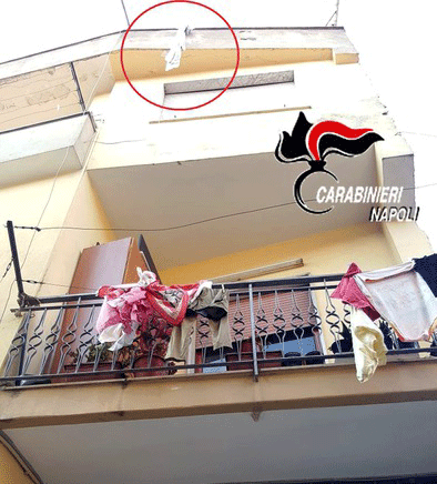 Ottaviano. Precipita dal terzo piano e si salva  grazie ai fili per la biancheria del piano sottostante