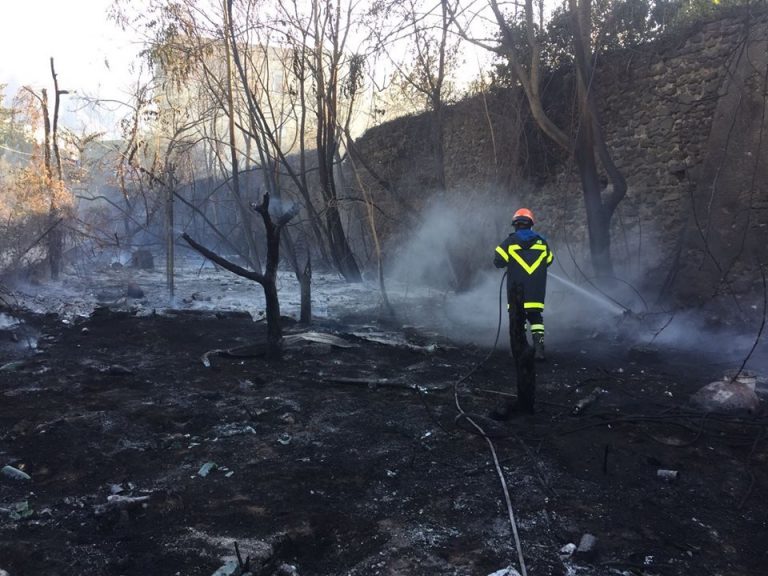 Somma Vesuviana. In fiamme sterpaglie e rifiuti in via cupa San Giorgio