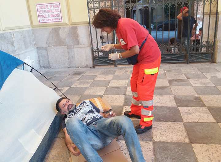 Acerra, la polizia denuncia gli occupanti del duomo: « Incendio in luogo pubblico »