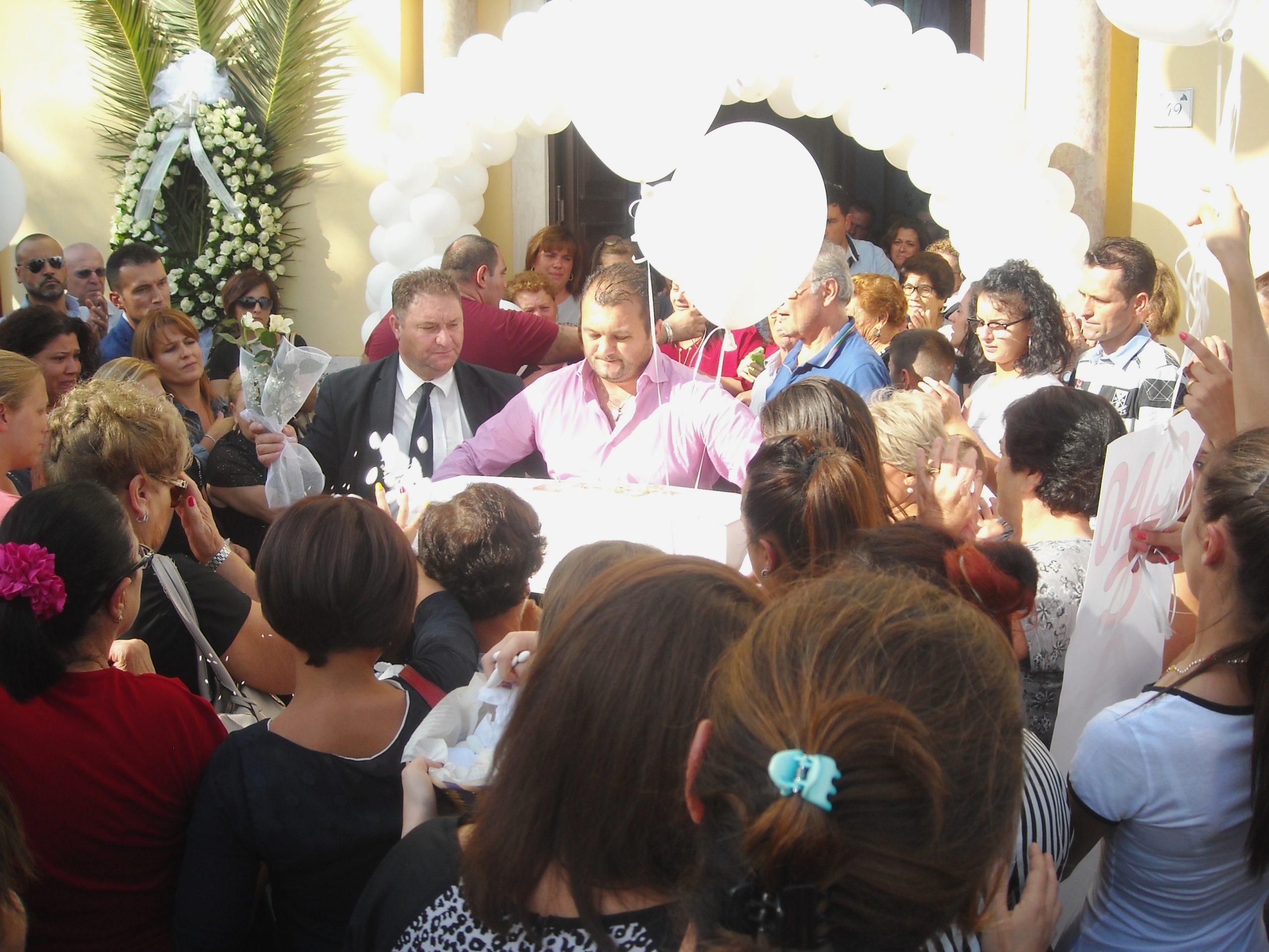 Acerra, il piccolo feretro di Carmen viene salutato dalla folla