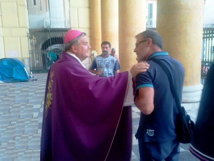 Benzina sul duomo, è pace con i Cub: il vescovo di Acerra perdona gli incendiari