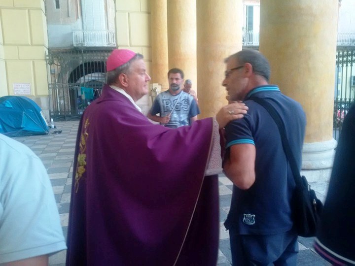 Acerra, la protesta dei Cub e l’ira del vescovo: « Così offendete la casa di Dio ! »