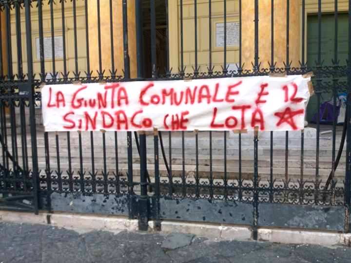 Lo striscione fatto rimuovere dal duomo di Acerra
