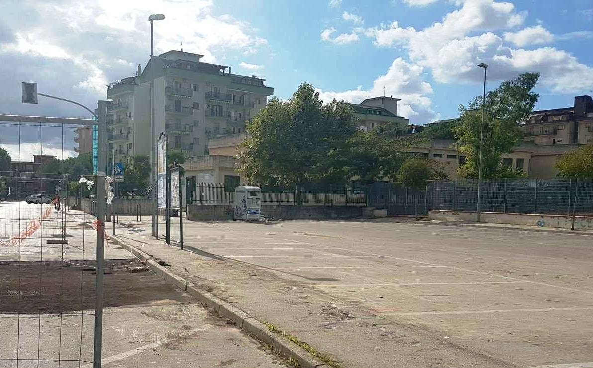 La scuola chiusa, in primo piano la voragine