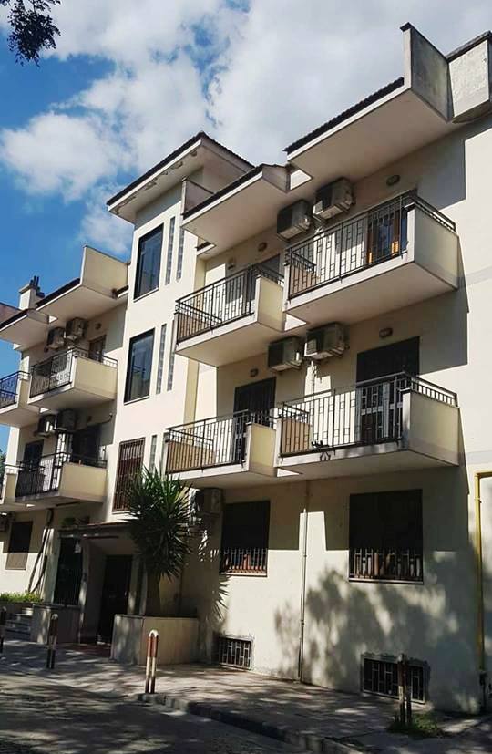 Casalnuovo, il palazzo che ospita gli uffici comunali invasi dalle blatte ed evacuati