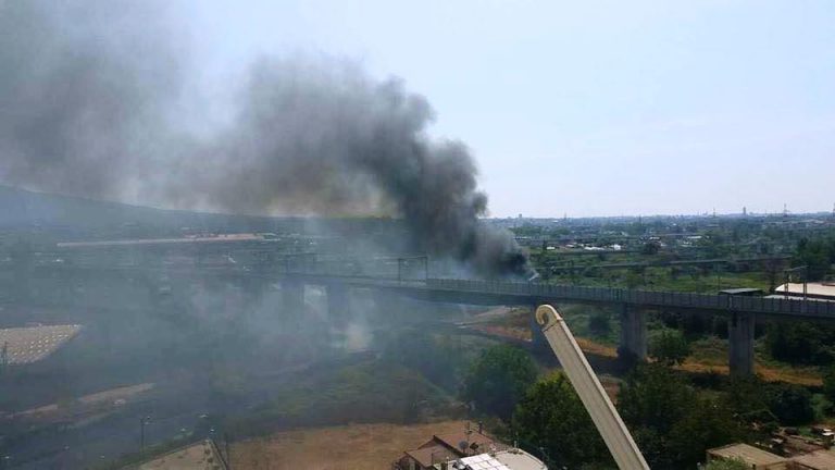 Casalnuovo, bruciano le discariche. Come un’eruzione: strato di cenere sulla città
