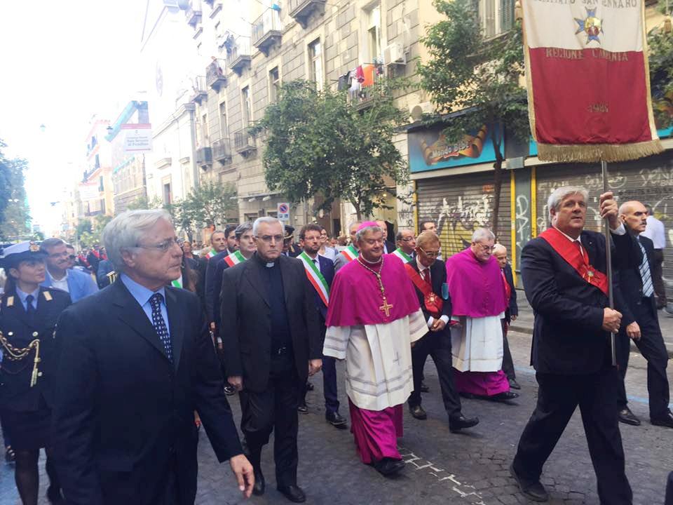 Via duomo a Napoli: monsignor Di Donna, in primo piano, e dietro il sindaco di Acerra