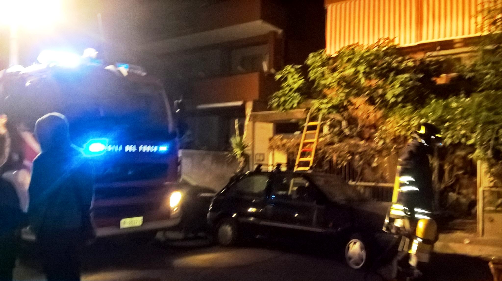 Pomigliano, il momento in cui sono intervenuti i vigili del fuoco nella casa del signor Moretti