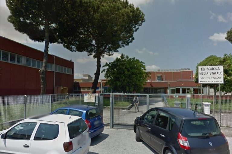 Pomigliano, il comune chiude e mette in affitto due scuole: è battaglia politica