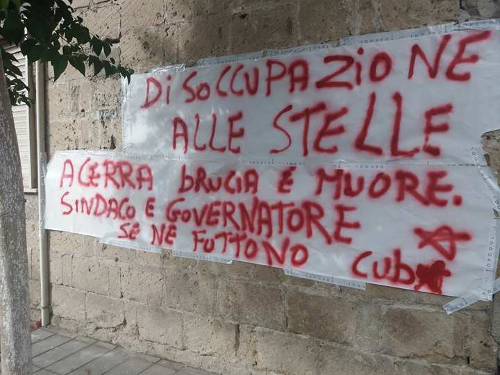 Acerra, lo striscione di protesta attaccato accanto alla casa del sindaco
