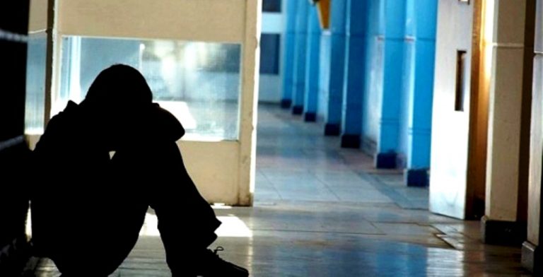 Macabra violenza minorile in classe: ad Acerra i bulli rasano con le forbici la testa di un bambino