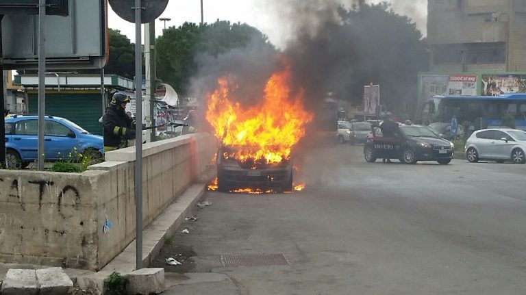 Casoria, disoccupato ex Carrefour si dà fuoco in auto. Stamane presidio dei senza lavoro