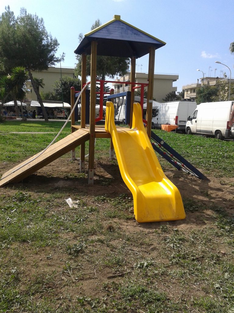 Brusciano. Riqualificazione spazi verdi: Installata la nuova giostrina al Parco Sant’Antonio.