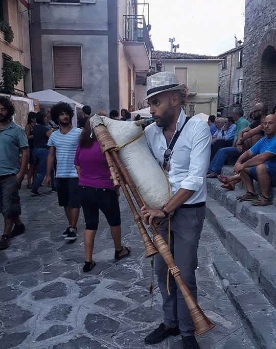 Ottaviano, Confraternita Maria SS. Assunta e Angelo Custode: Felice Cutolo racconta e interpreta la musica popolare.