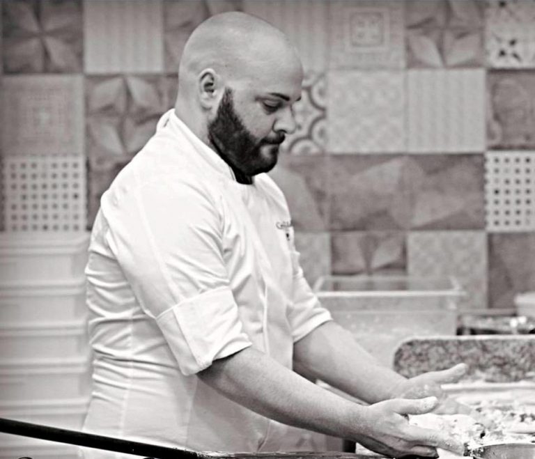 La minaccia anonima: « Ti ruberemo tutto. Prenderemo anche te ». Il pizzaiolo Paolella: « Vivo nel terrore, aiutatemi ! »
