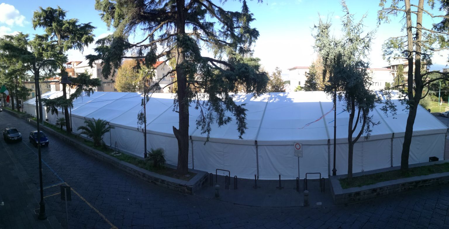 Somma Vesuviana, tensostruttura vietata ai ragazzini di scuola media, l’opposizione: “Sindaco, vergognati”