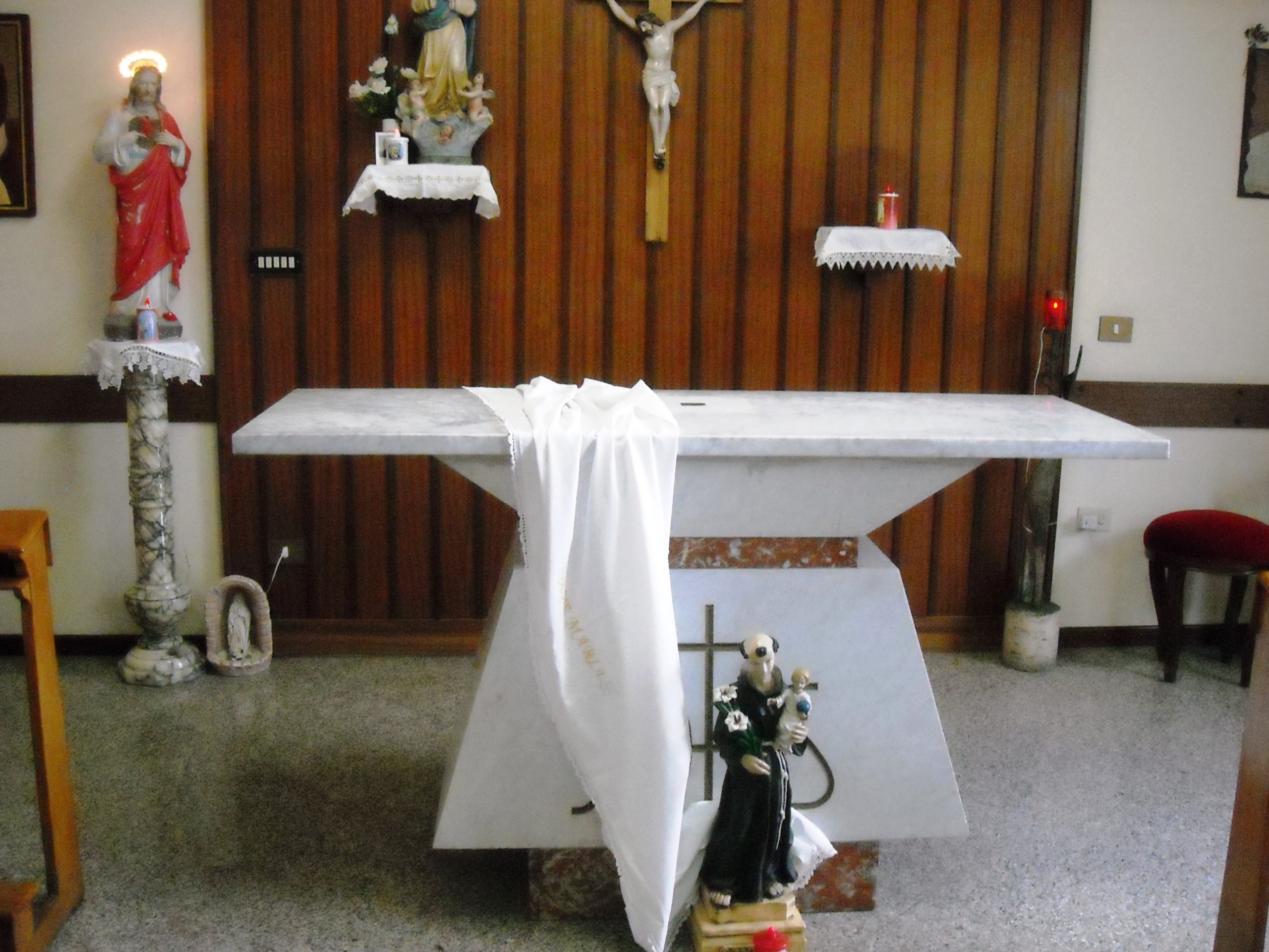 La cappella della clinica in cui sono stati rubati gli oggetti sacri