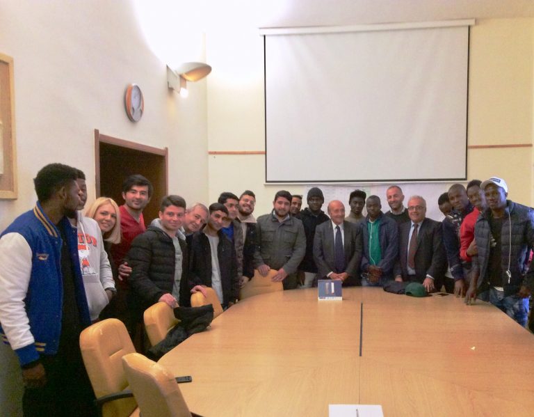 Richiedenti asilo, continua la bagarre a Pomigliano: il sindaco li accoglie in municipio. Ma non si fermano i contrari