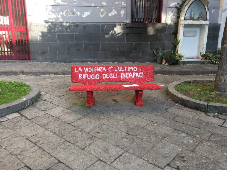 Sant’Anastasia, panchine rosse contro la violenza