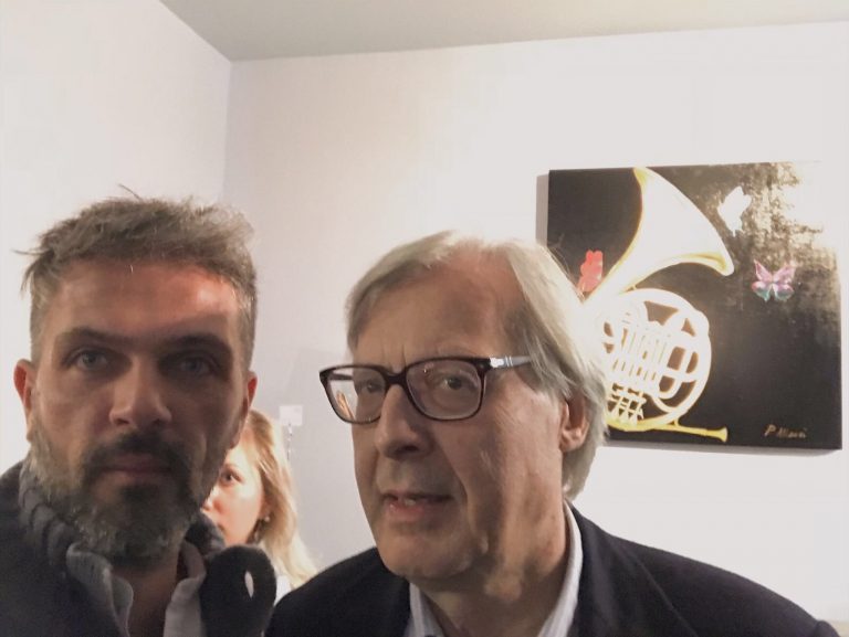 Sant’Anastasia, Natale sotto l’Arco: anche Vittorio Sgarbi posa per uno scatto con il cd “Quando l’amore diventa poesia”.