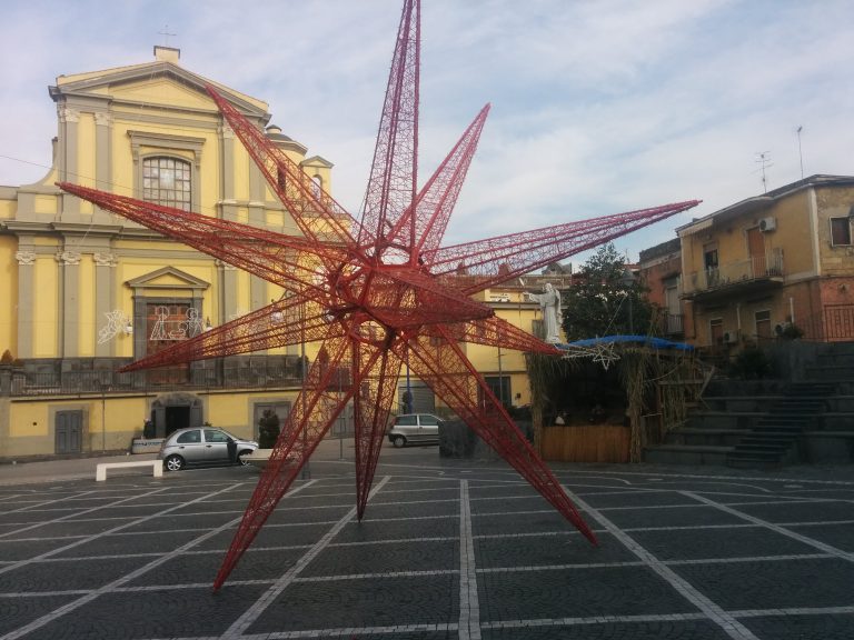 Pollena Trocchia, completata l’istallazione di addobbi tridimensionali in piazze e spazi pubblici del Paese