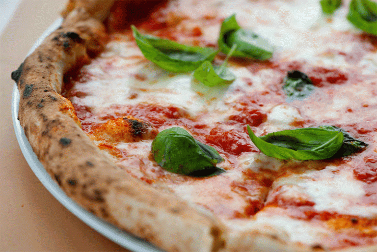 La pizza a 4 euro spiegata a Briatore: ecco perchè costa(va) così poco