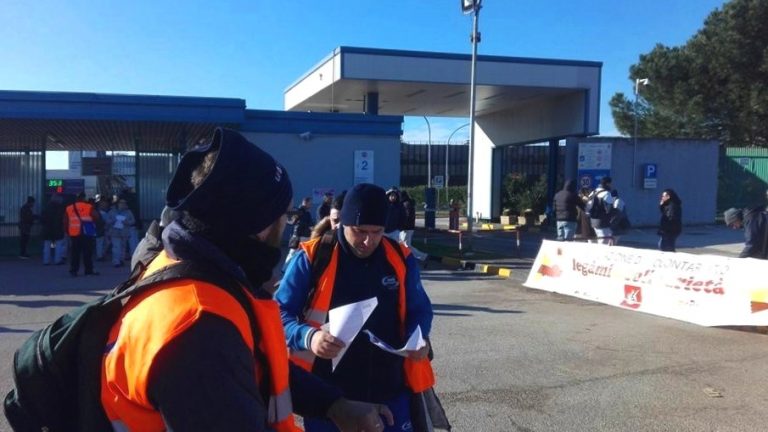 Natale, l’aiuto degli operai di Avio e Fiat: raccolti davanti alle fabbriche 2mila euro per “Legami di Solidarietà”
