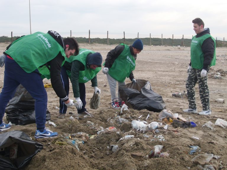 Fare Verde Campania: la plastica è il rifiuto più invadente sulle spiagge campane