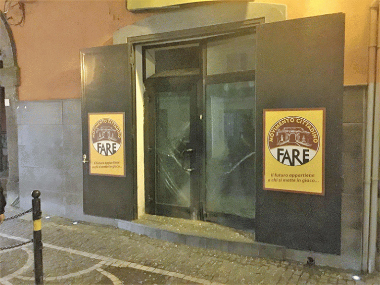 Bomba contro sede politica di Acerra. Il presidente del consiglio: “Gesto di un balordo”. Il Pd: “No, fatto grave”