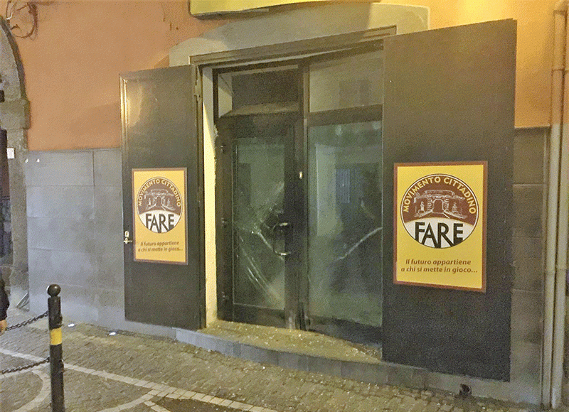 Bomba contro sede politica di Acerra. Il presidente del ...
