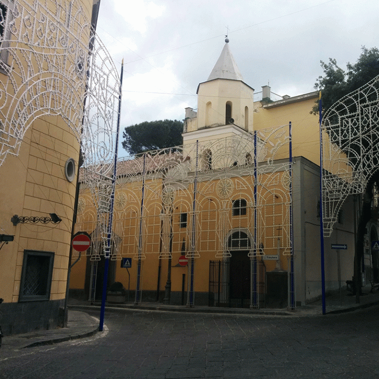 Pollena Trocchia, sacerdote schiaffeggia una ragazza: è polemica.
