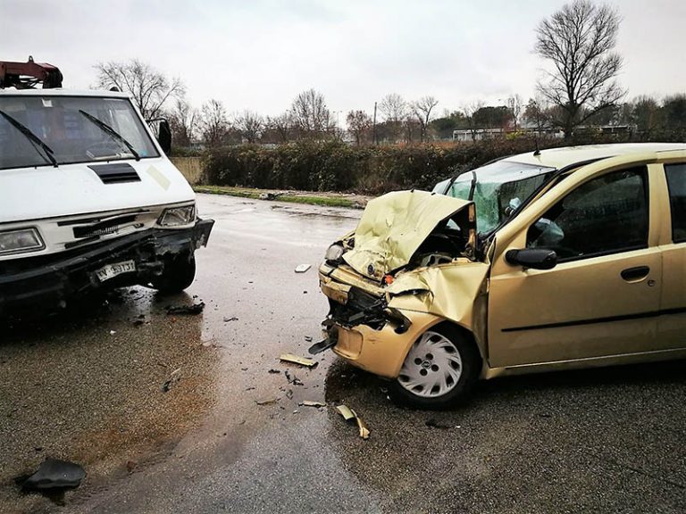 Prima vittima della strada del nuovo anno in provincia di Napoli: schianto mortale ad Acerra