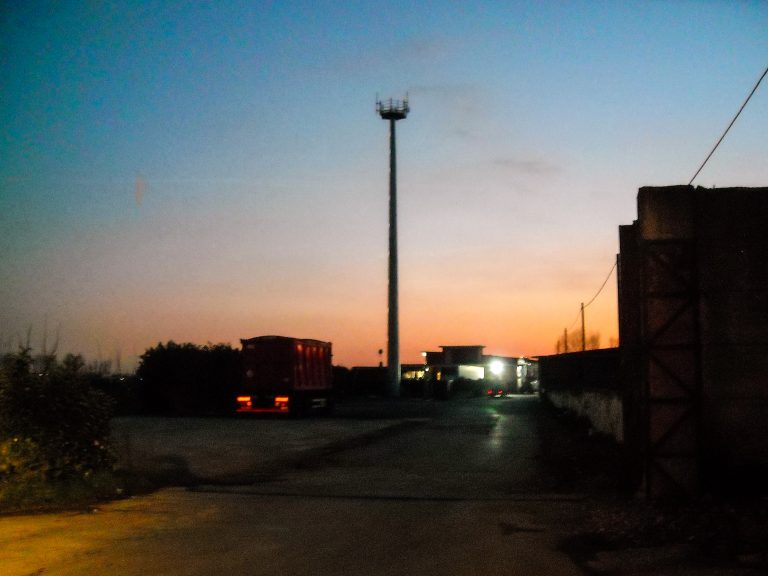 Comune di Acerra contro il ripetitore Telecom: “Rimuovere i rifiuti emersi dai lavori altrimenti agiremo in danno”