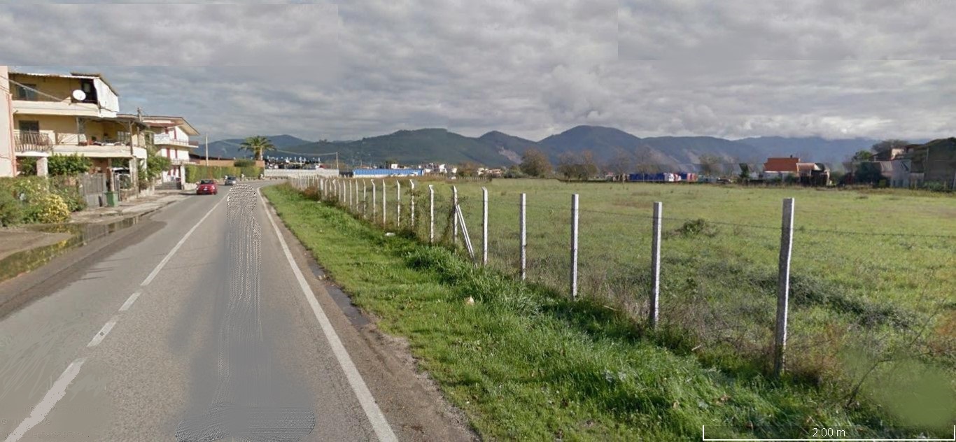 Il sospetto: fusti tossici nei terreni di Acerra. Oggi si scava nel campo in mezzo alle case