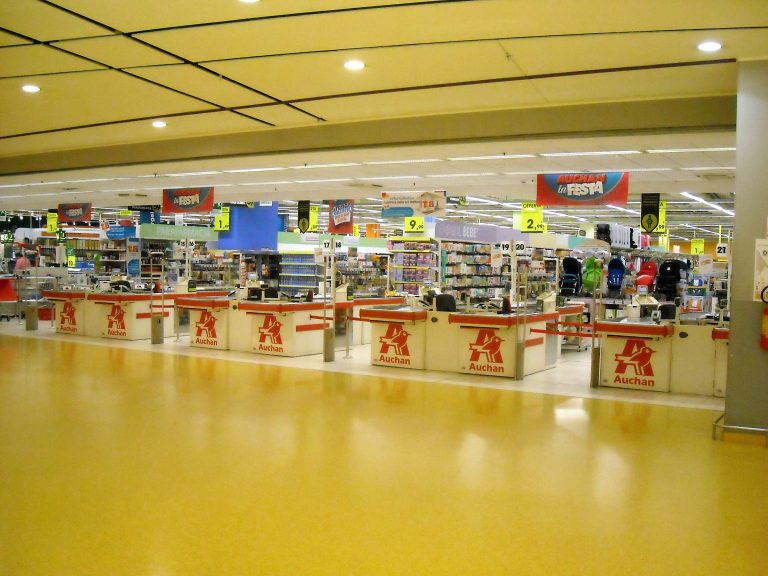 Un imprenditore campano salva l’Auchan di Nola: l’ipermercato riaprirà senza esuberi