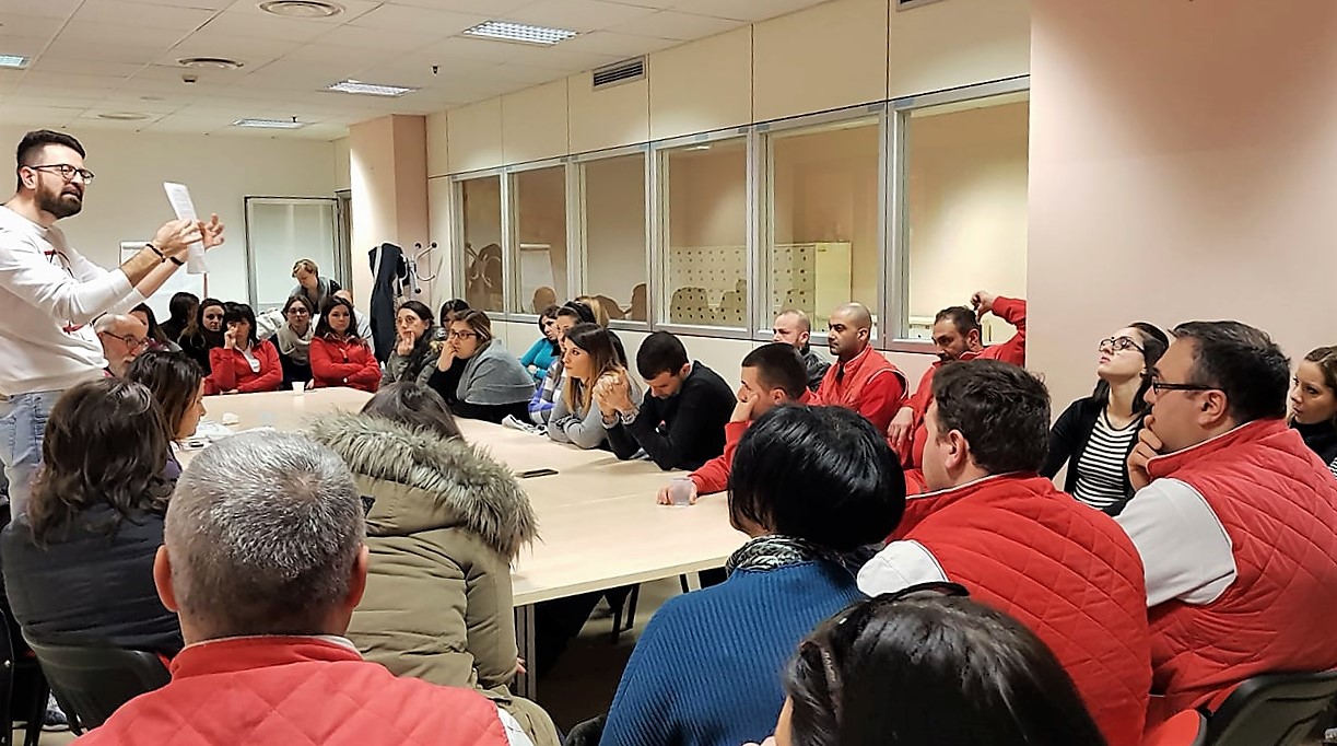 auchan nola, foto dell'assemblea di oggi dei lavoratori al termine della quale è stato deciso lo sciopero