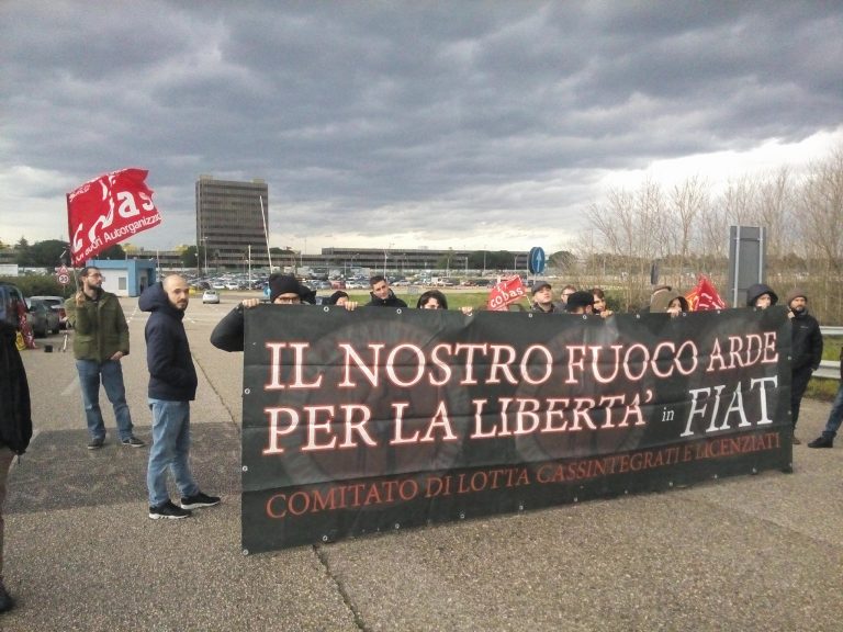 Crisi Fiat, sale la tensione: gli extraparlamentari bloccano l’accesso alla fabbrica di Pomigliano