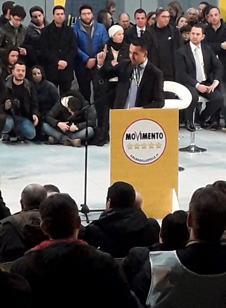 In migliaia da Di Maio a Pomigliano: “Per fare il governo o si passa da noi o non si fa”