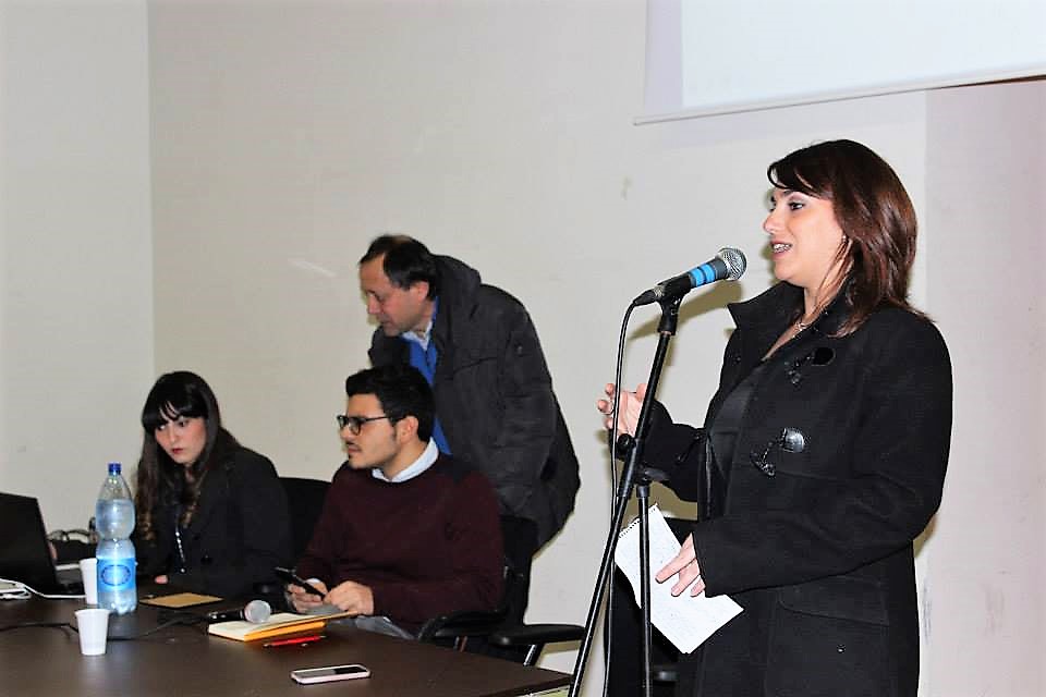 in piedi Michele Caiazzo, seduto Michele Tufano e al microfono Giulia Bladier