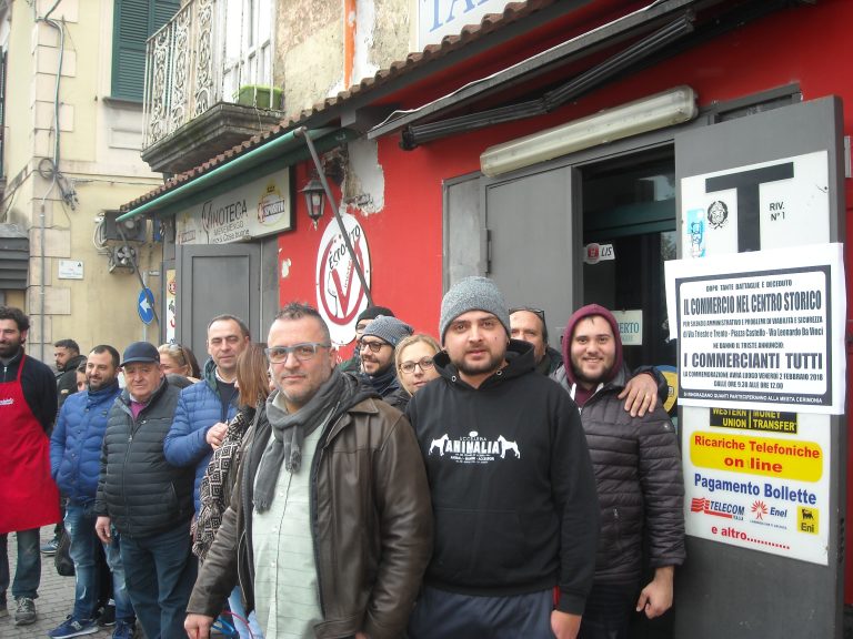La serrata dei commercianti di Acerra contro criminalità e malgoverno: “Aiutateci”