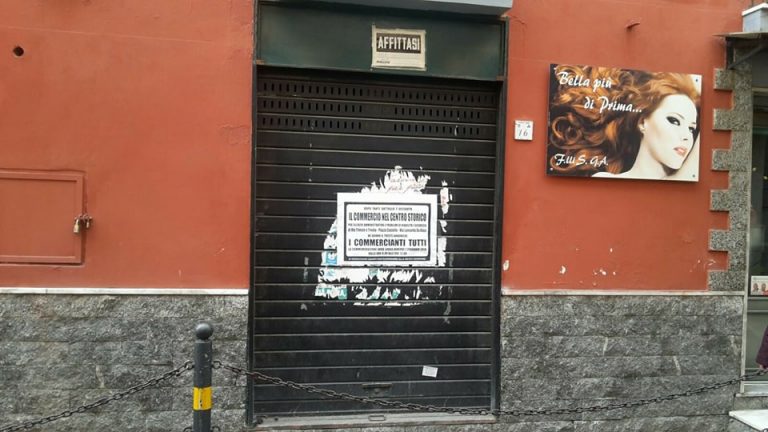 Acerra, “la criminalità uccide il commercio”. Stamane serrata e flash mob dei negozianti