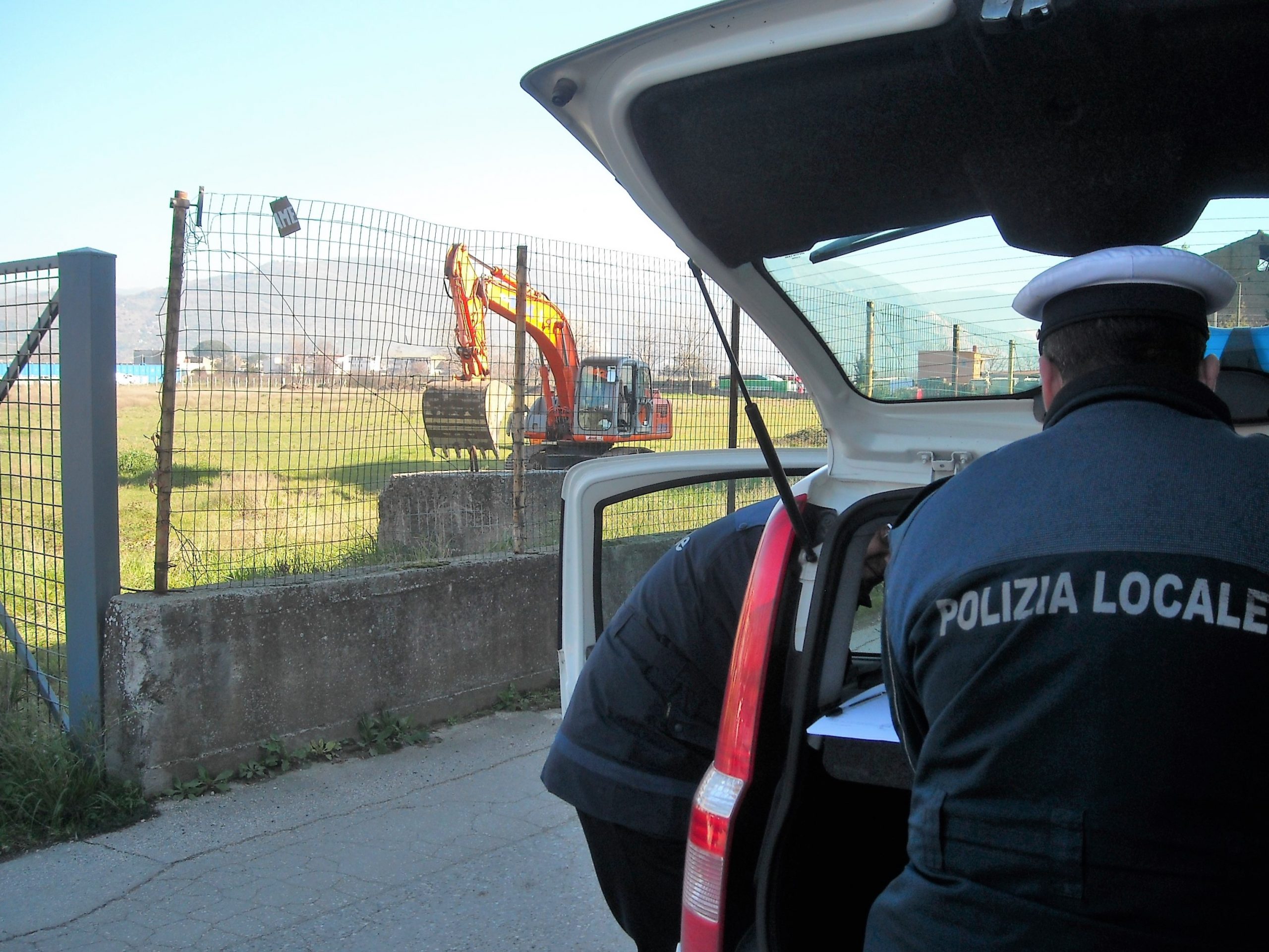 I primi veleni emergono dalla discarica della morte: dopo 25 anni lo Stato fa scavare in contrada Curcio.